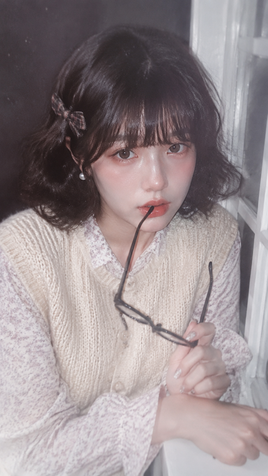 Real-person photography, real person, soft-focus phone-flash port… with a Japanese retro Pinterest-image mood